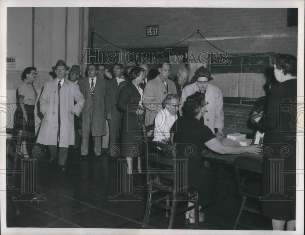 1958 Press Photo People Standing in Line at Voters Registration Table