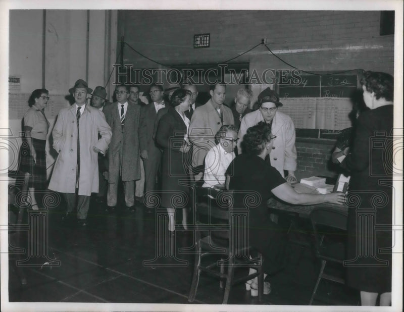 Load image into Gallery viewer, 1958 Press Photo People Standing in Line at Voters Registration Table
