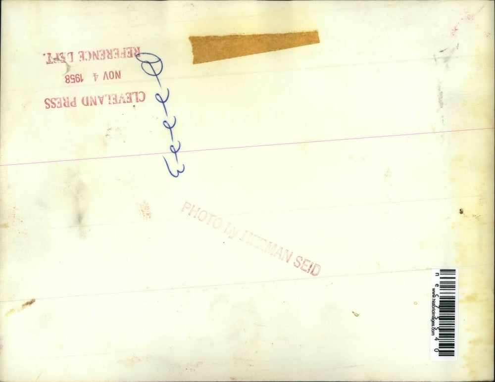 1958 Press Photo People Standing in Line at Voters Registration Table