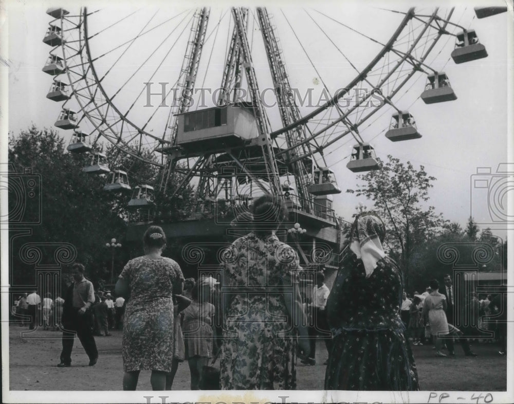 1963 Press Photo Giant Ferris Wheel is the biggest attraction at the Moscow Fair