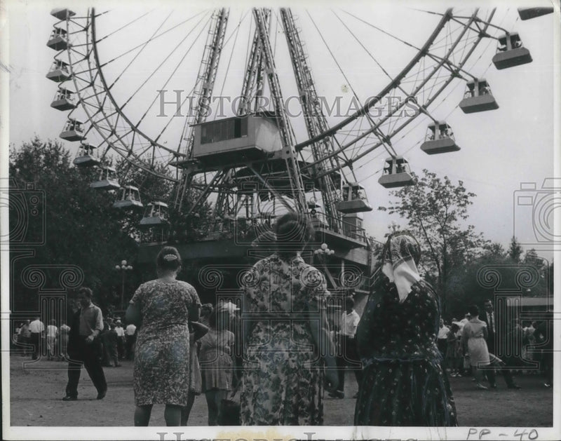 Load image into Gallery viewer, 1963 Press Photo Giant Ferris Wheel is the biggest attraction at the Moscow Fair
