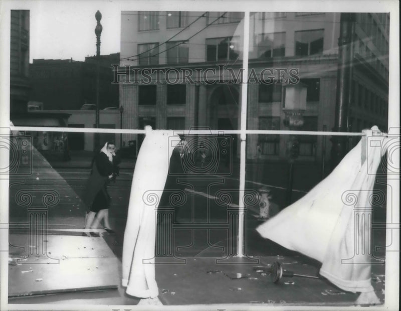 Load image into Gallery viewer, 1943 Press PhotoResidents hang onto their hats as winds blow
