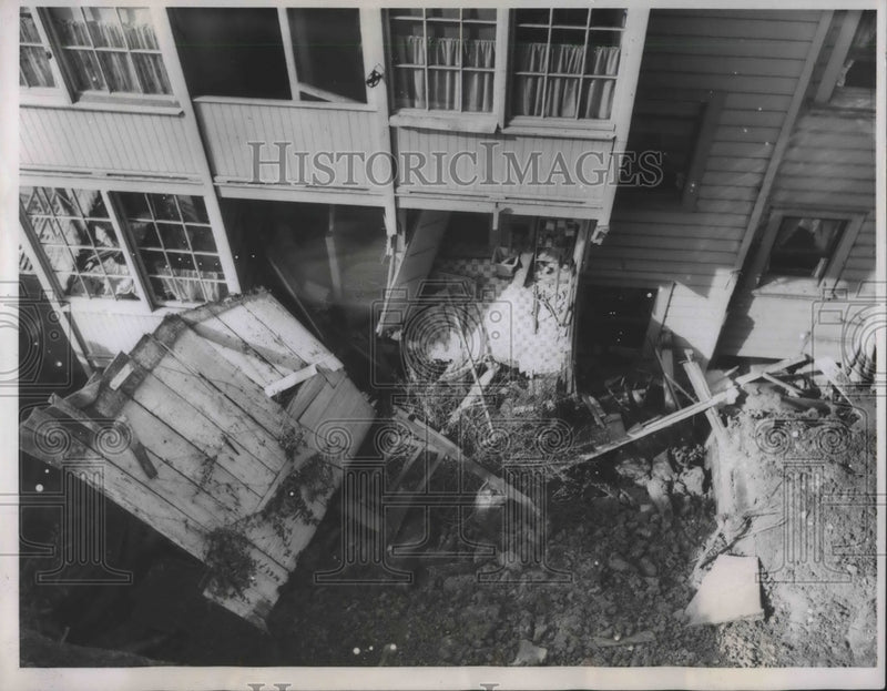 Load image into Gallery viewer, 1940 Press Photo Effects of long rains which undermined hill slides
