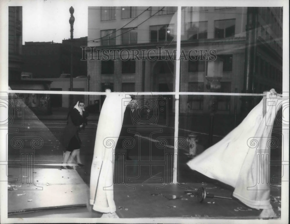1943 Press Photo Residents hold onto their hats and lean against fierce winds