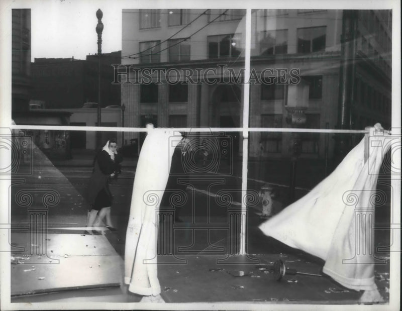 Load image into Gallery viewer, 1943 Press Photo Residents hold onto their hats and lean against fierce winds
