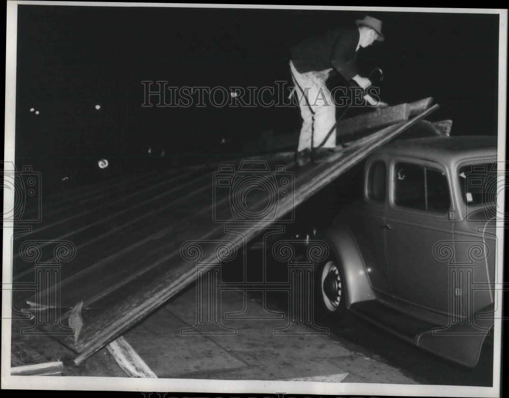 1943 Press Photo Signboard fell on his automobile after 50-mile-an-hour blew out