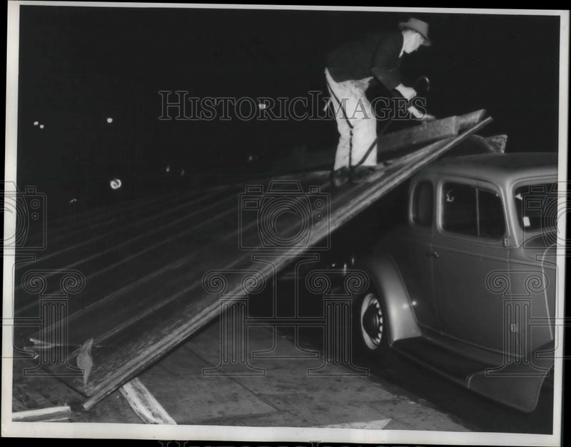 Load image into Gallery viewer, 1943 Press Photo Signboard fell on his automobile after 50-mile-an-hour blew out
