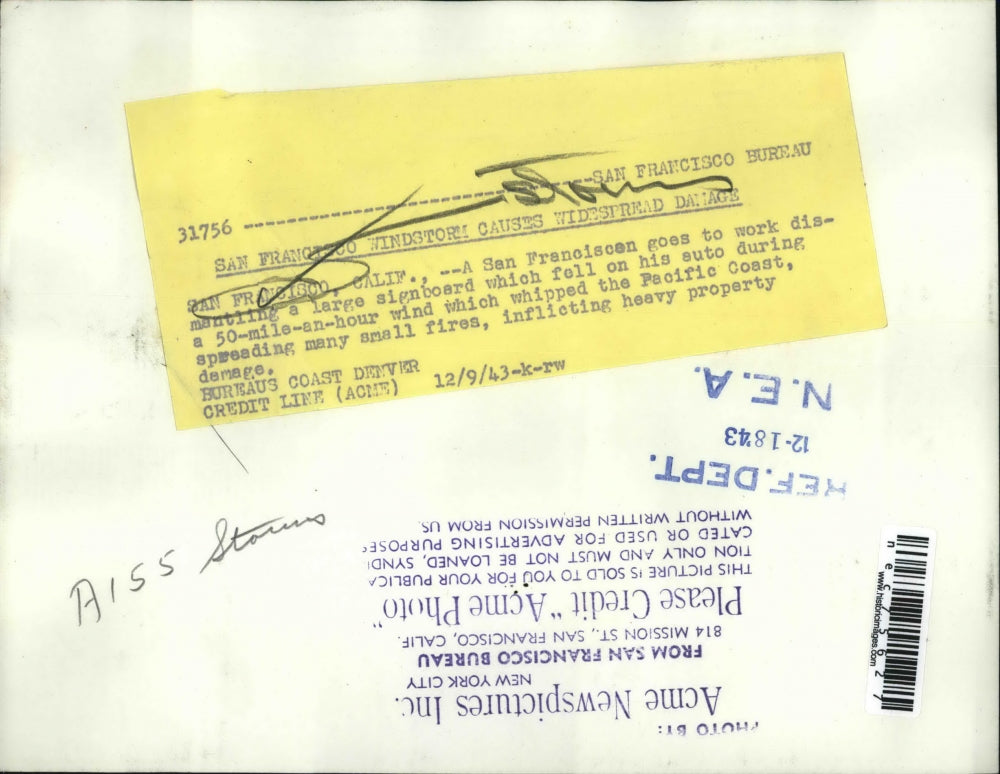 1943 Press Photo Signboard fell on his automobile after 50-mile-an-hour blew out