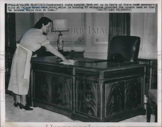1951 Press Photo A maid dusts the room of Sec'y of state Dean Acheson's Suite