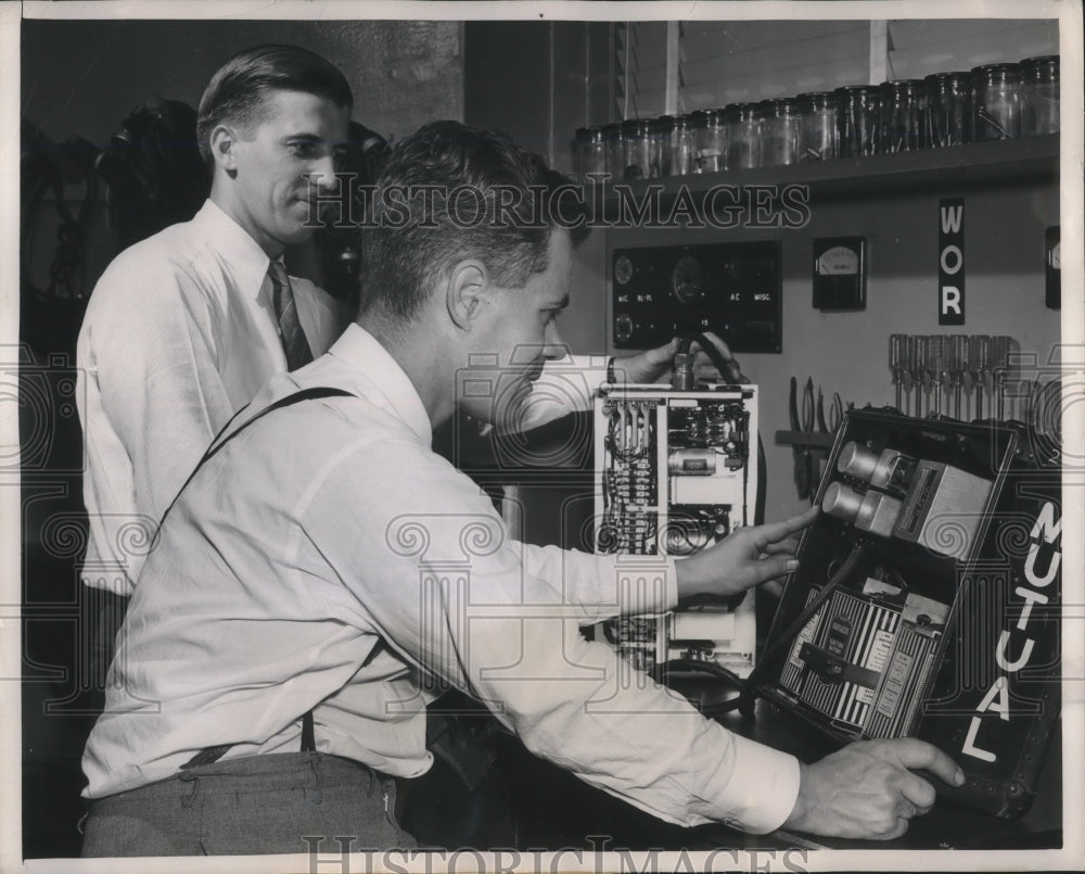 1949 Press Photo Mutual Broadcasting System Engineers