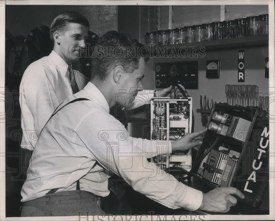 1949 Press Photo Mutual Broadcasting System Engineers