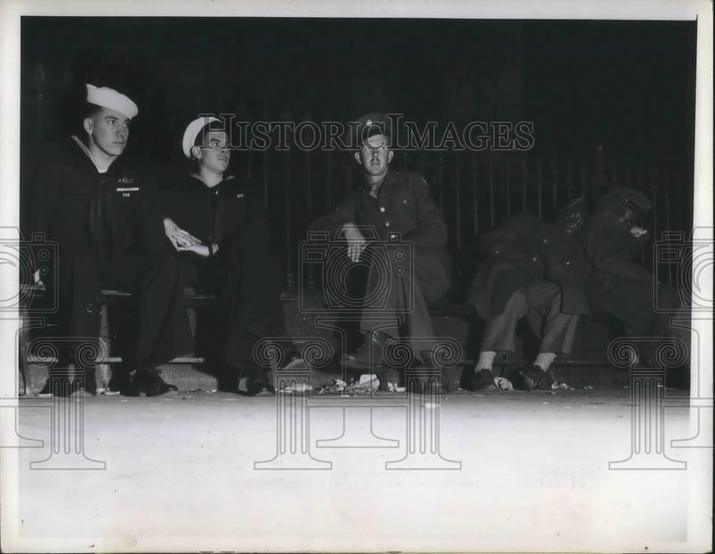 Load image into Gallery viewer, 1943 Press Photo Soldiers are finding it hard to find housing in San Francisco
