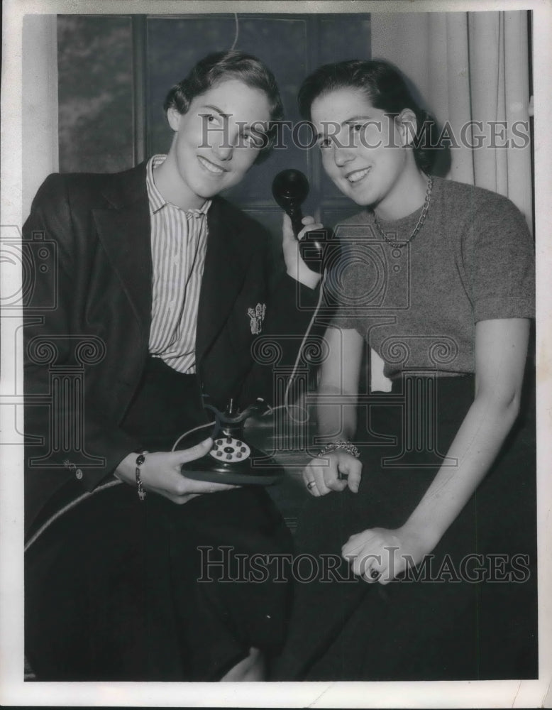 1954 Press Photo Joanne Hiscox and Susan Kettering