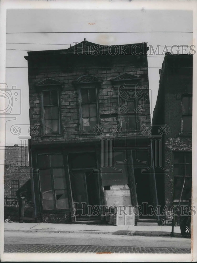 1948 Press Photo Apartment building which threatens to sag into a heap