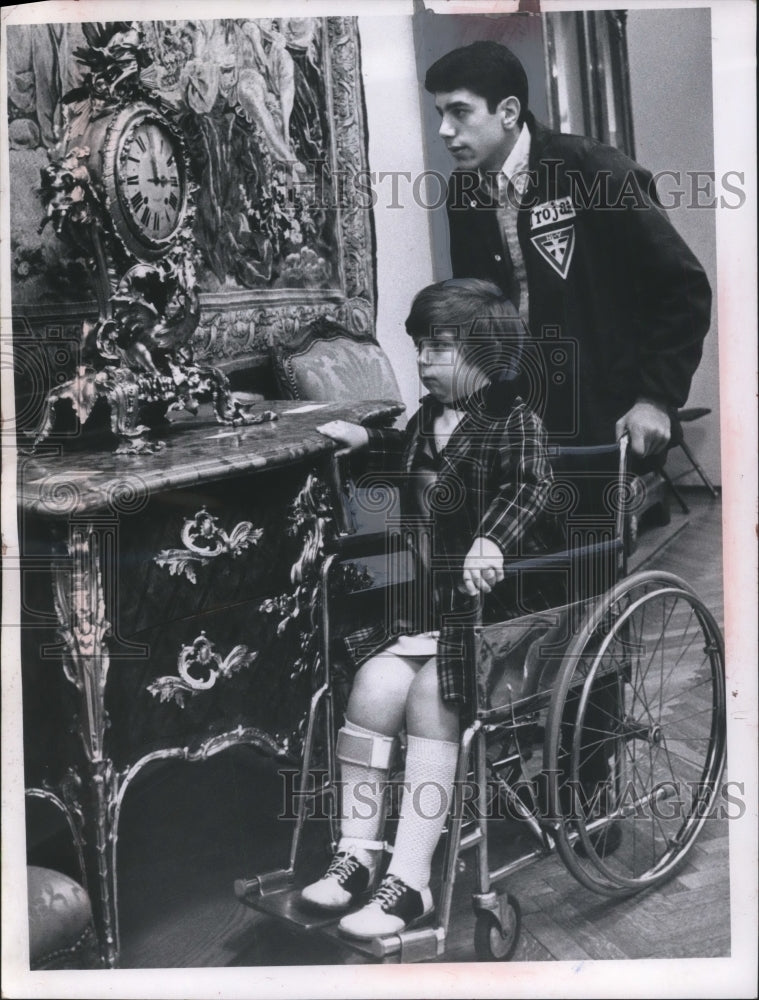 Load image into Gallery viewer, 1967 Press Photo Art Museum visitors C Garvin, H Adamnay in Parma Ohio
