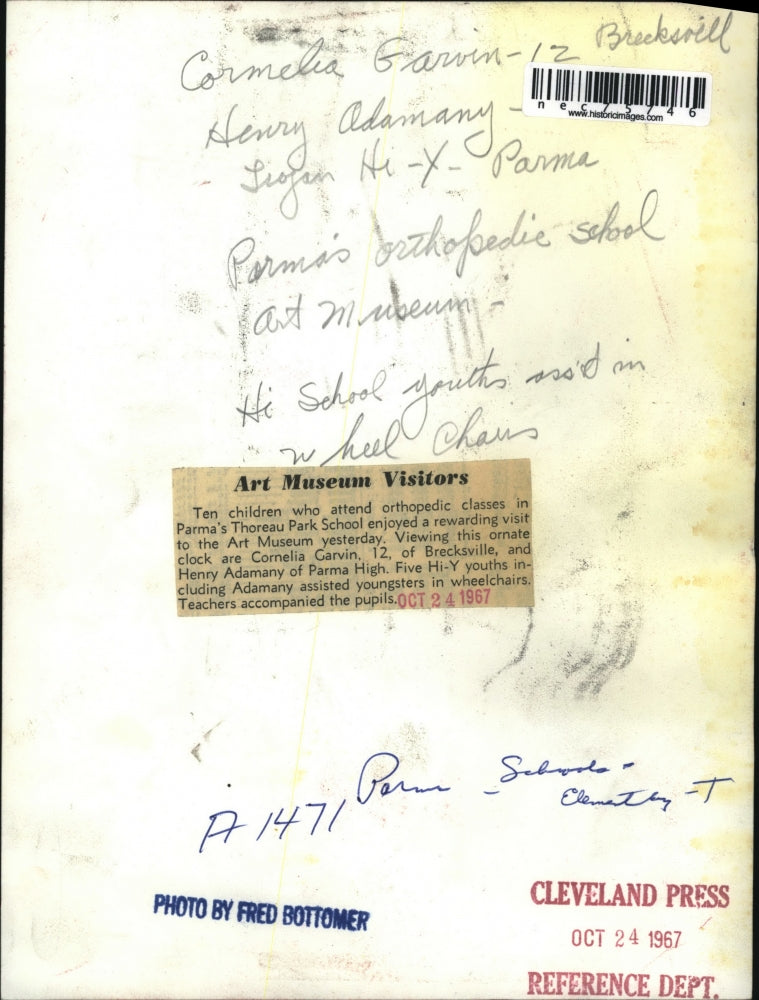 1967 Press Photo Art Museum visitors C Garvin, H Adamnay in Parma Ohio