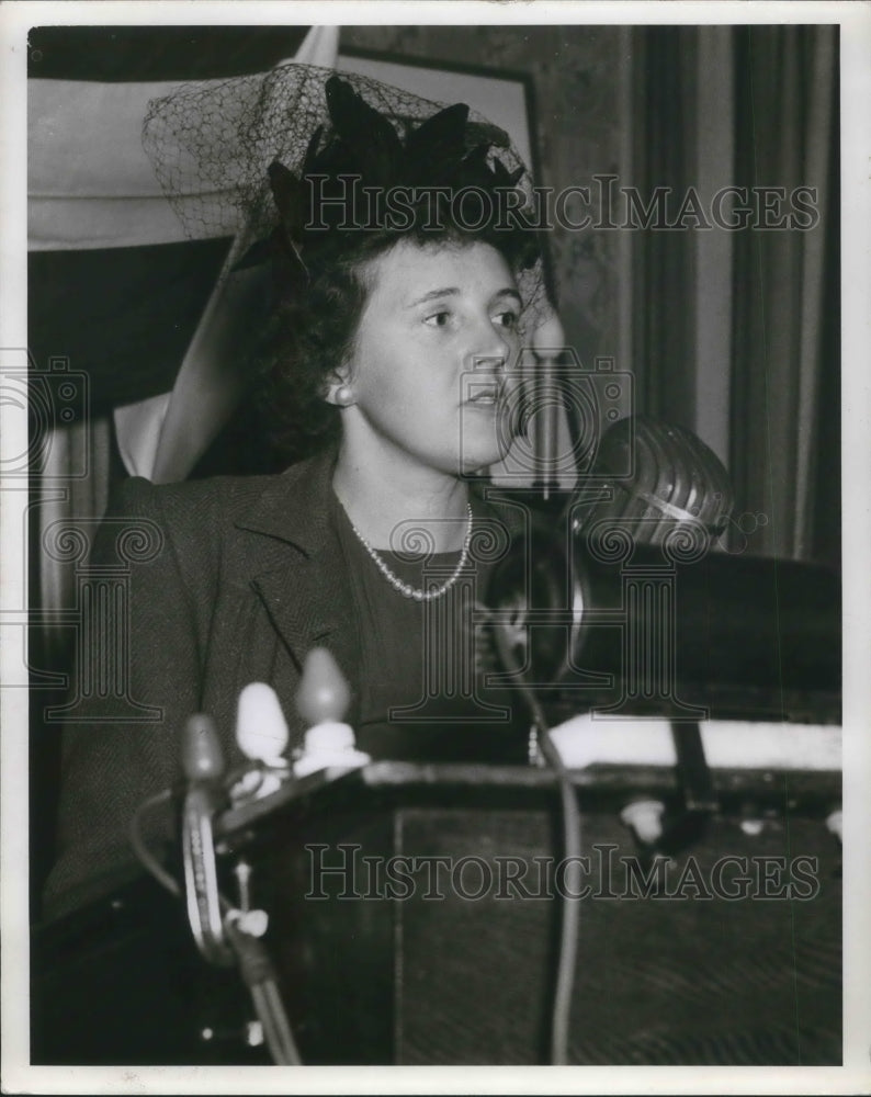 1941 Press Photo Mrs. Fred Baldwin chair student