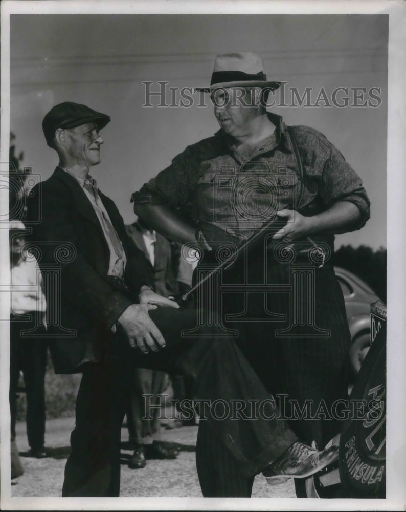 1944 Press PhotoClarence Mitchell was first to see huge snake - nec75774