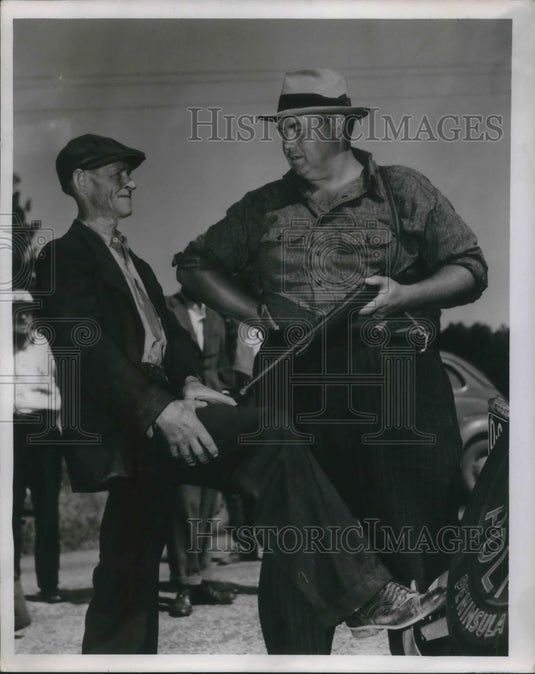 1944 Press PhotoClarence Mitchell was first to see huge snake - nec75774