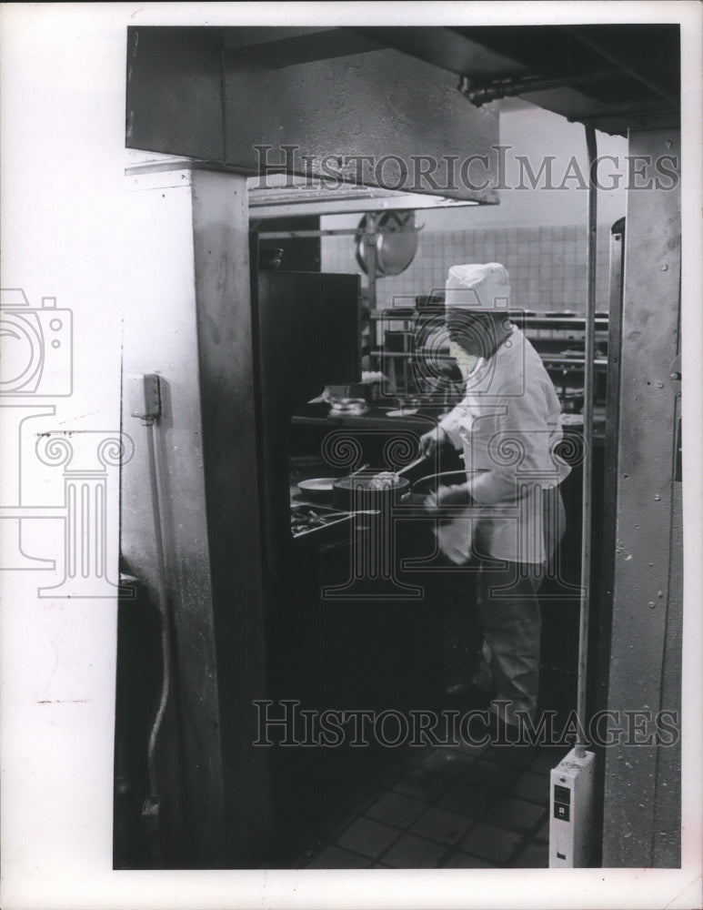Load image into Gallery viewer, 1971 Press Photo Clyde Barnes, sous chef at Oak Room
