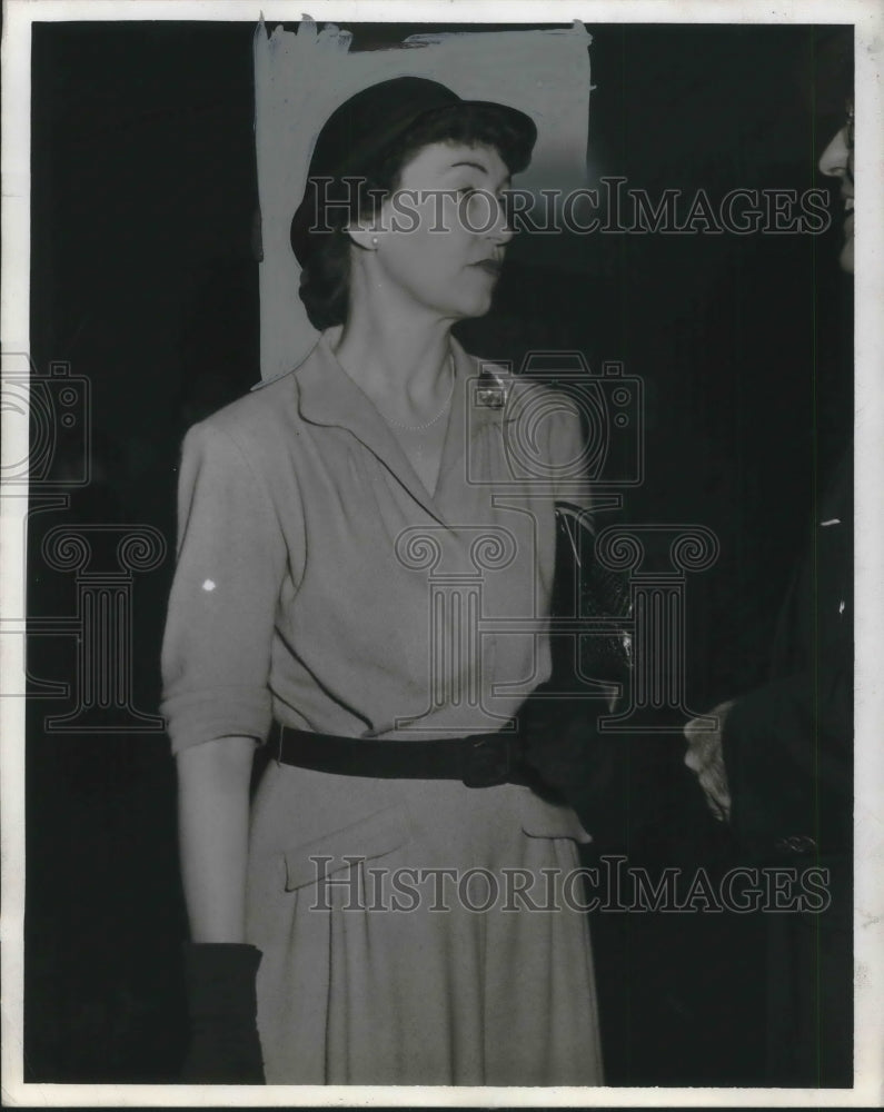 Load image into Gallery viewer, 1941 Press Photo Mrs. Chas B. Gleason receives home band award
