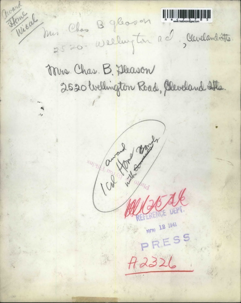 1941 Press Photo Mrs. Chas B. Gleason receives home band award