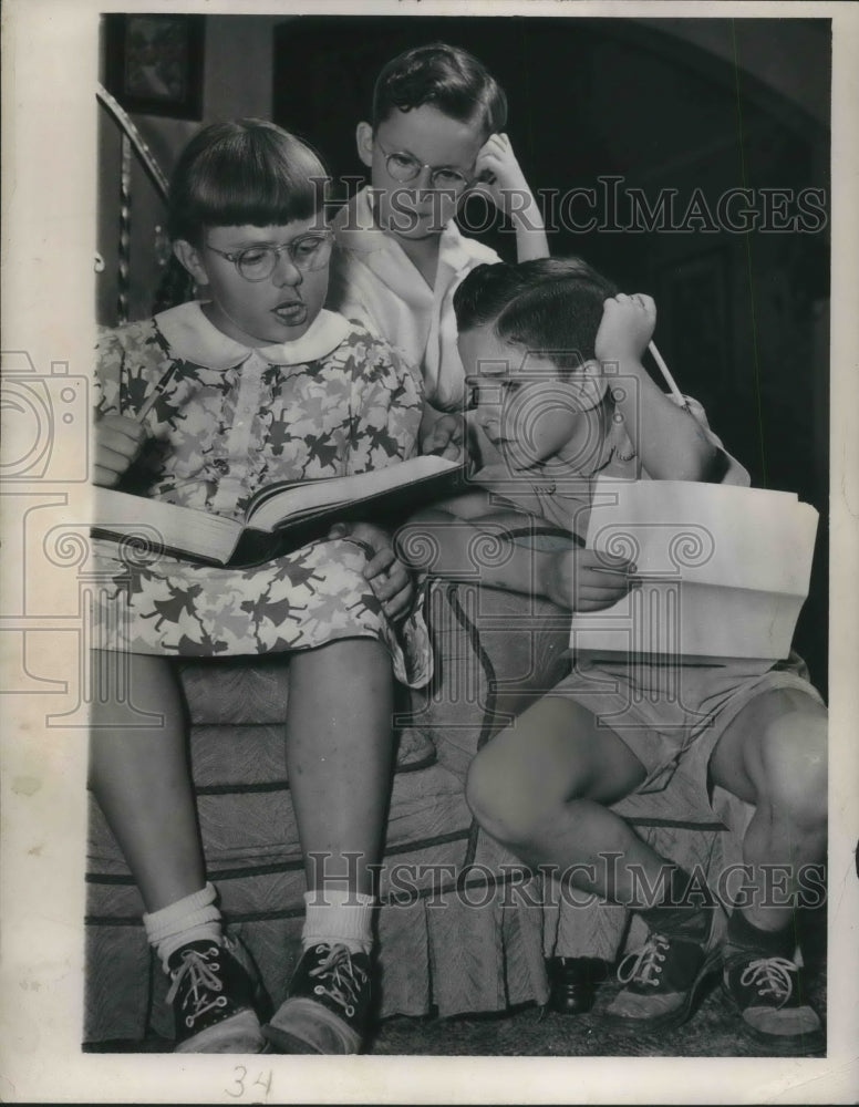 1947 Press Photo Young students learning to read