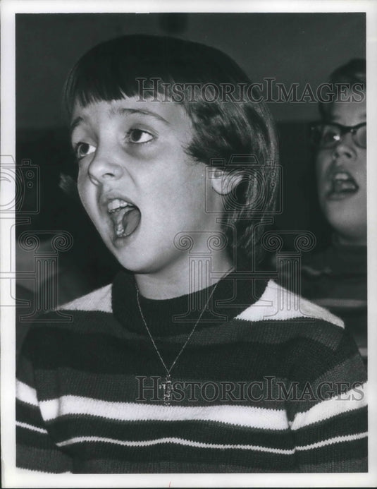 1969 Press Photo Lisa Messitt, 10, singing angels