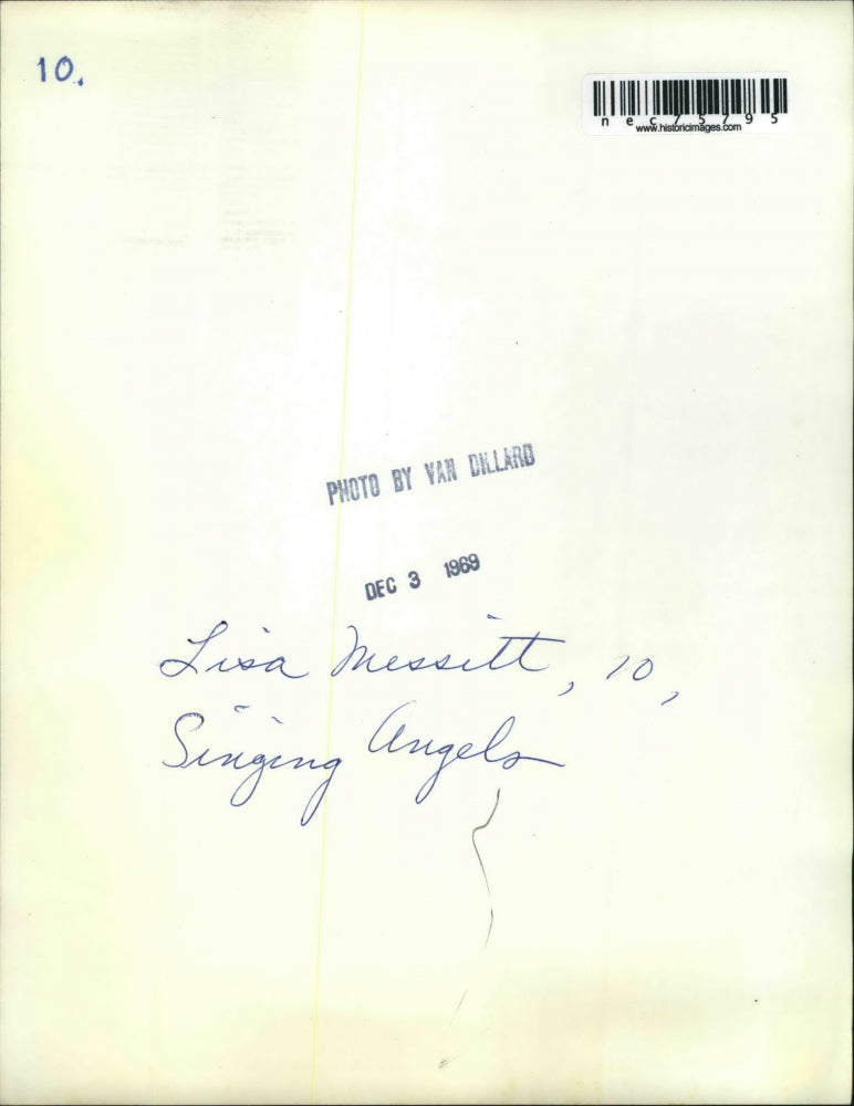 1969 Press Photo Lisa Messitt, 10, singing angels
