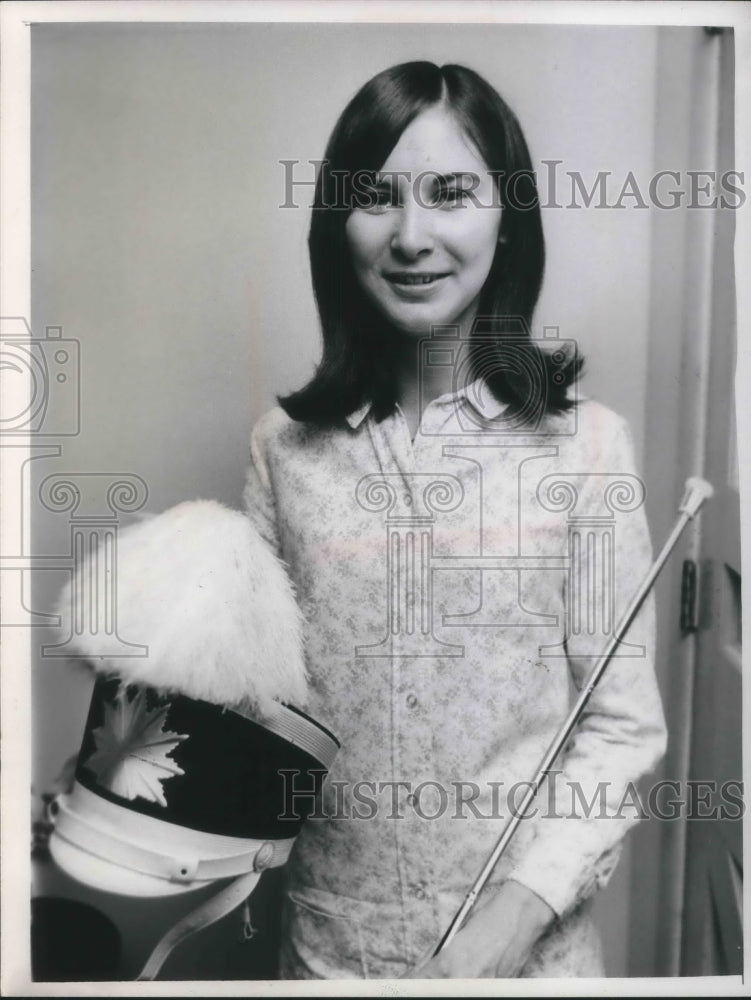 Load image into Gallery viewer, 1967 Press Photo Darlene Mereit express disgust over "Candid War"
