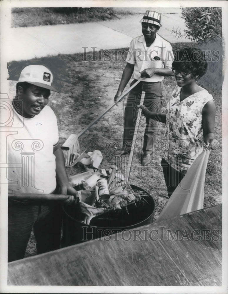 1970 Press Photo The only volunteer to show up at Forest Hills Swimming pool