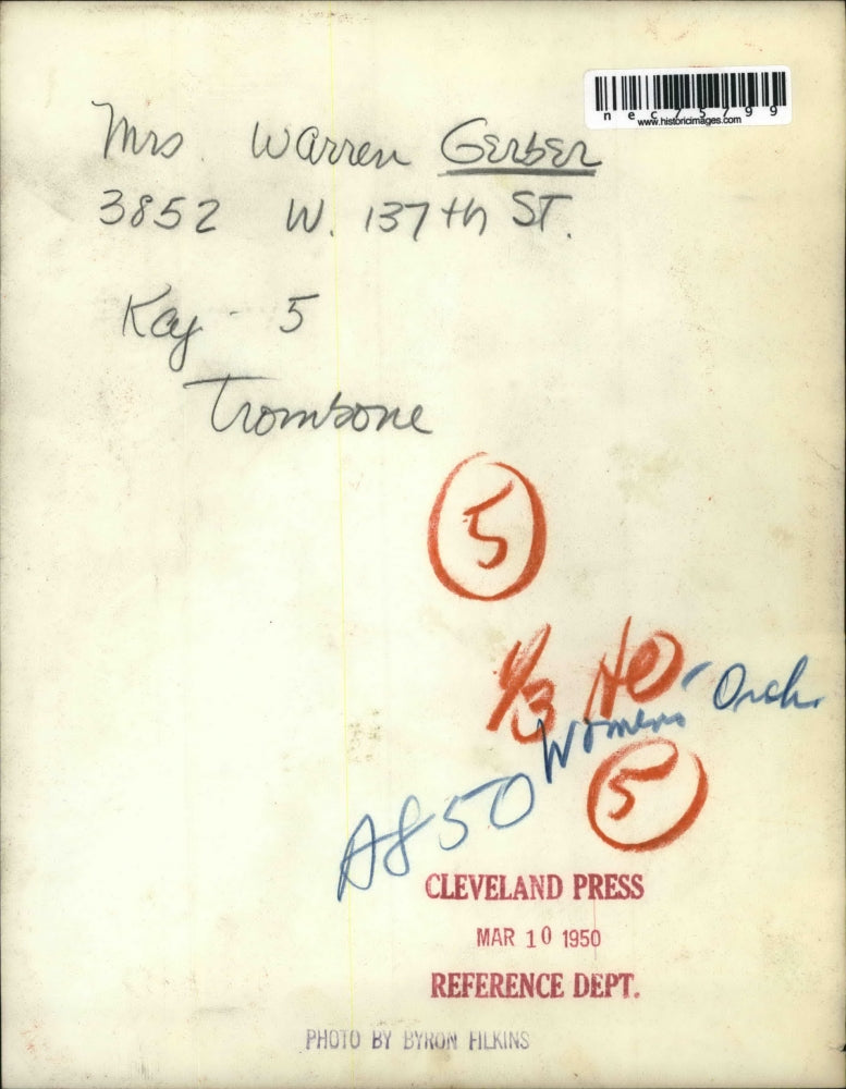 1950 Press Photo Mrs. Warren Gerber & daughter Kay, holding a trombone