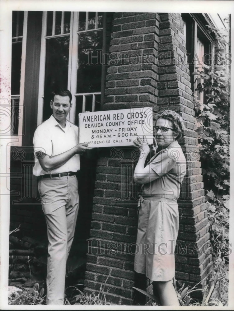 Load image into Gallery viewer, 1968 Press Photo Robert Gibson of Geauga County Red Cross &amp; Mrs. Weidlein
