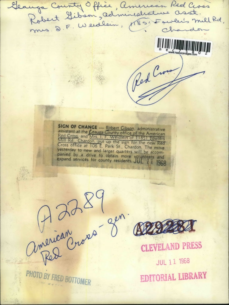 1968 Press Photo Robert Gibson of Geauga County Red Cross & Mrs. Weidlein