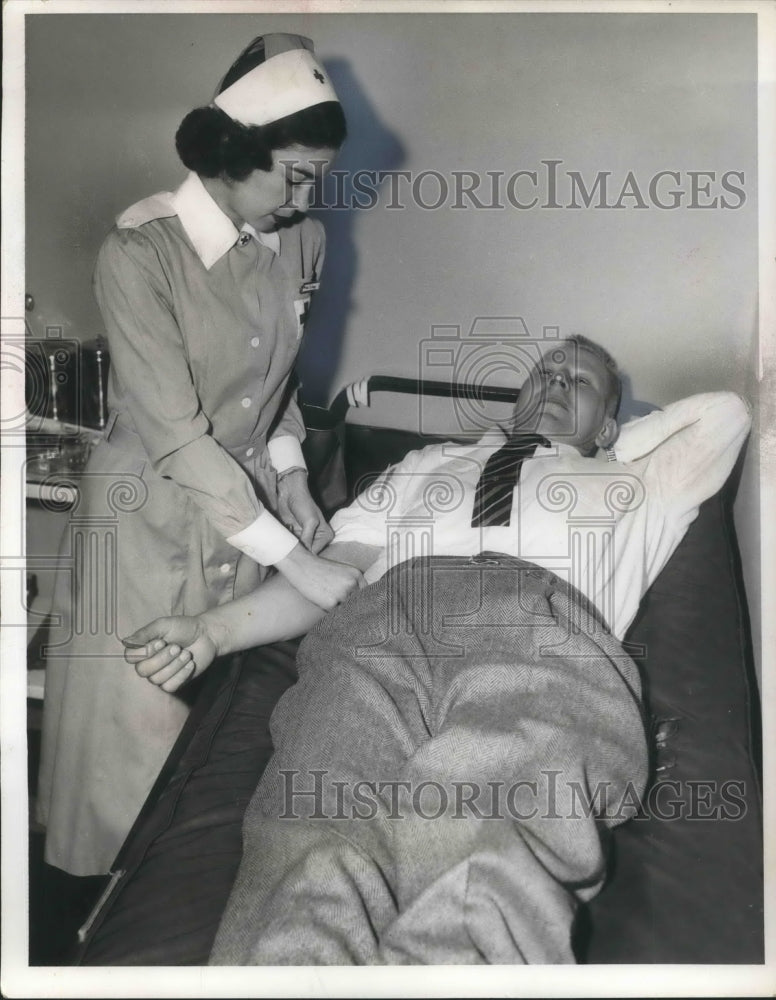 1955 Press Photo Mrs. William S. Gray Red Cross at Blood Bank