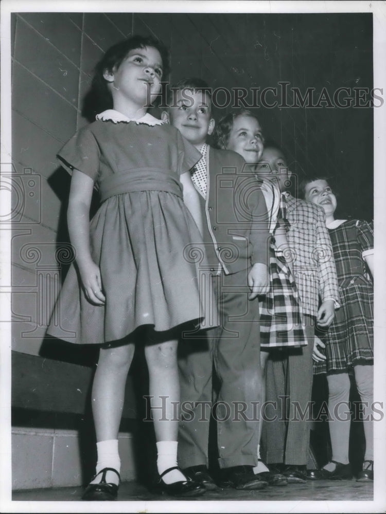 1960 Press Photo Cindy Mees, Ray Orsine and others waiting to be photographed