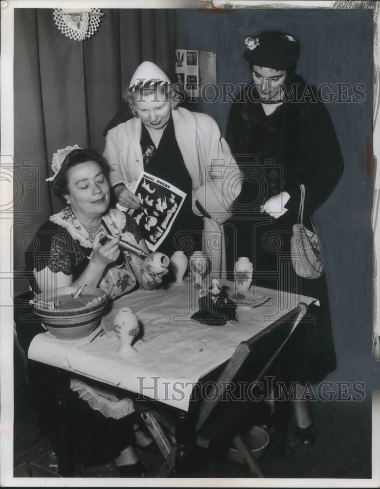 1954 Press Photo Herma Wright demonstrates use of ceramic decorator