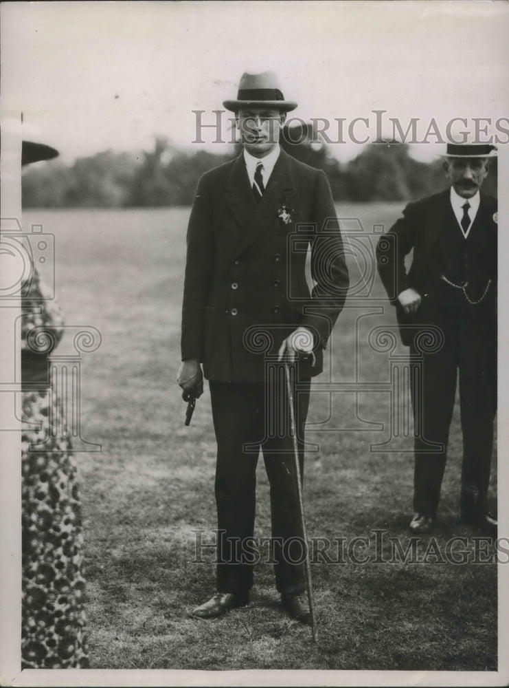 Load image into Gallery viewer, 1921 Press Photo HRH Prince Henry Starts Race At Polytechnic Marathon In Windsor
