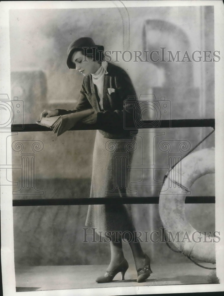 1932 Press Photo Lucinda Grey smartly attired in her suit