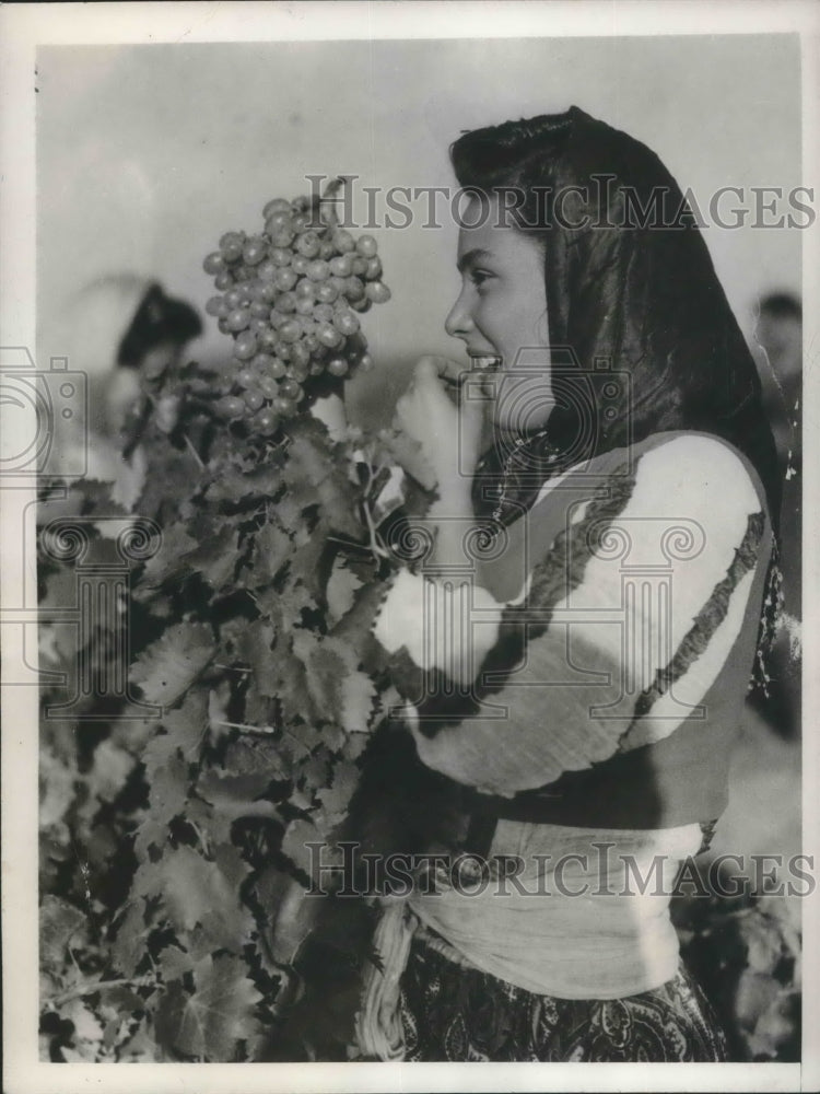 1947 Press Photo Pretty girl from Turkey in ceremonial costume during grape fesr