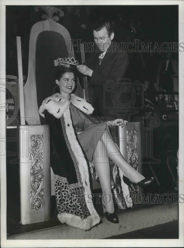 Load image into Gallery viewer, 1946 Press Photo Mary Dublin, Sesquicentennial Queen and Mayor Thomas Burke
