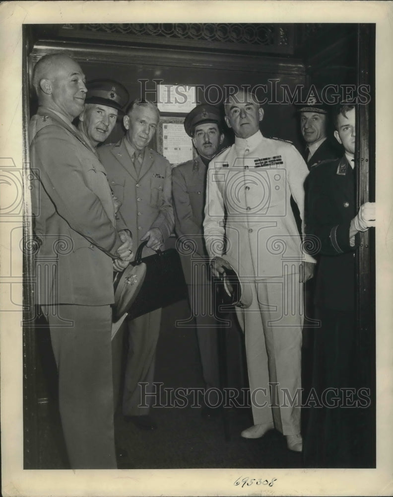 1943 Press Photo Flight Officers of US and Great Britain bound for conference