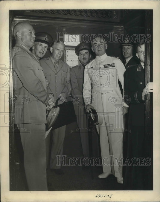 1943 Press Photo Flight Officers of US and Great Britain bound for conference