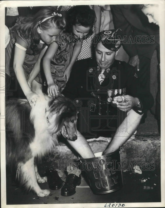 1941 Press Photo Clyde Heath take a rest with his Dog at the end of the parade