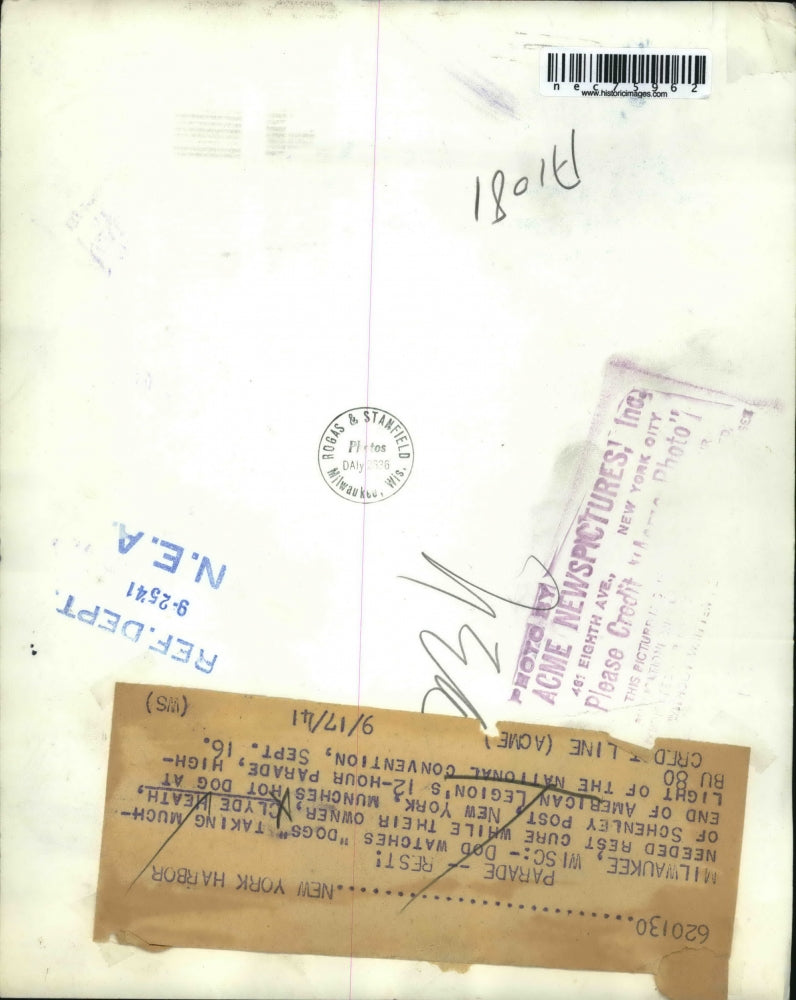 1941 Press Photo Clyde Heath take a rest with his Dog at the end of the parade