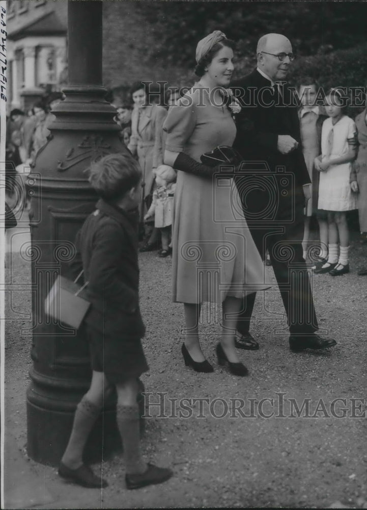 Load image into Gallery viewer, 1939 Press Photo Barbara Cook &amp; her father Dr. J.B. Cook marriage to Hero Pilot
