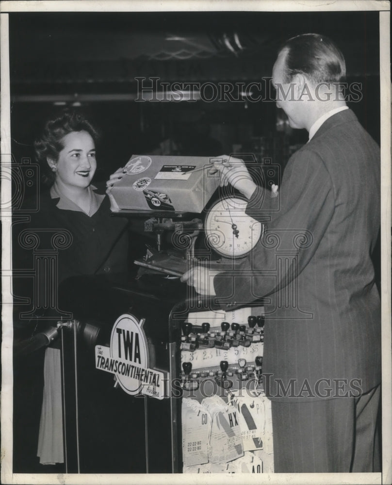 1943 Press Photo Virginia Woodman gives a package to S.E. Russ-Soldier Relative