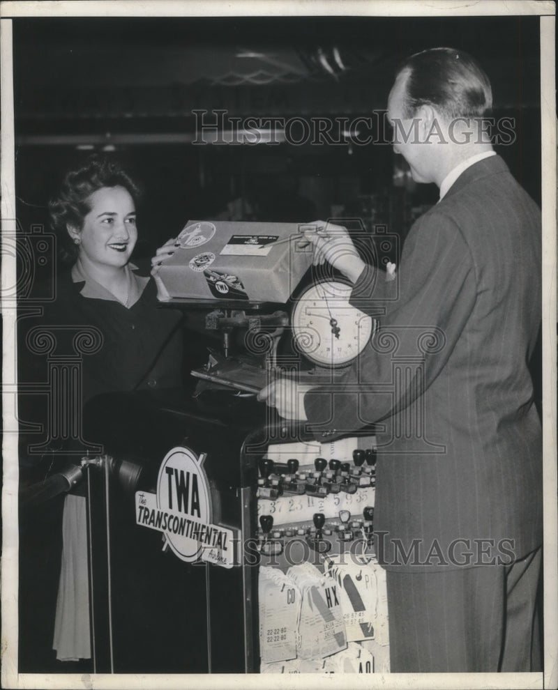 Load image into Gallery viewer, 1943 Press Photo Virginia Woodman gives a package to S.E. Russ-Soldier Relative
