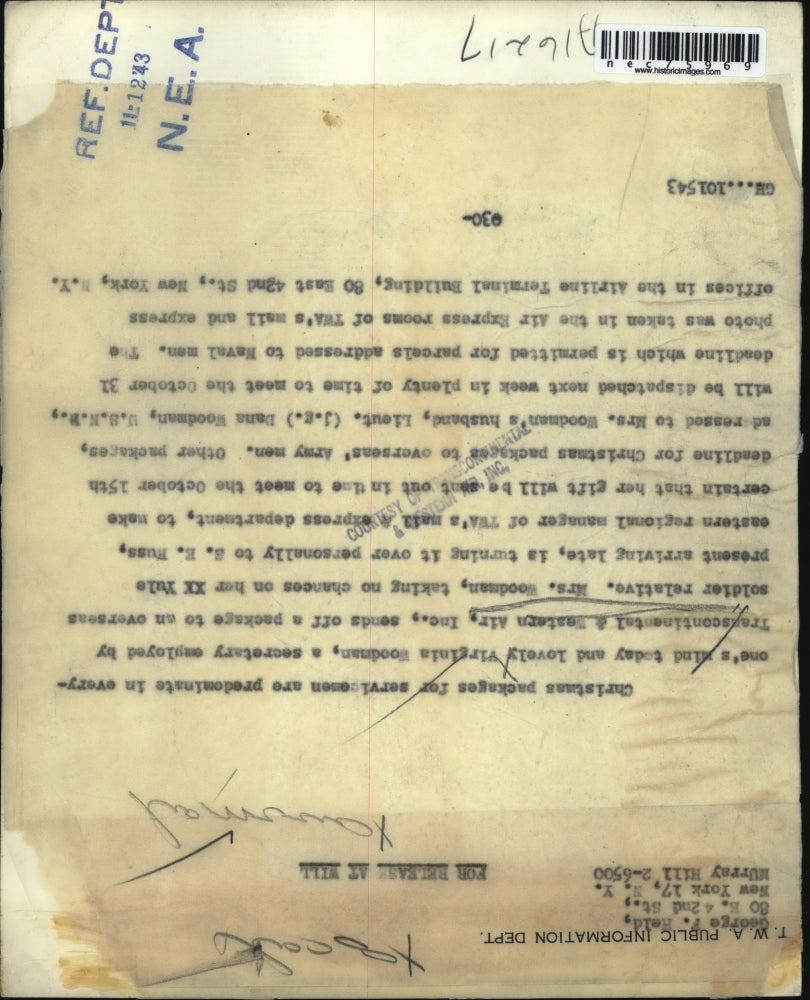 1943 Press Photo Virginia Woodman gives a package to S.E. Russ-Soldier Relative