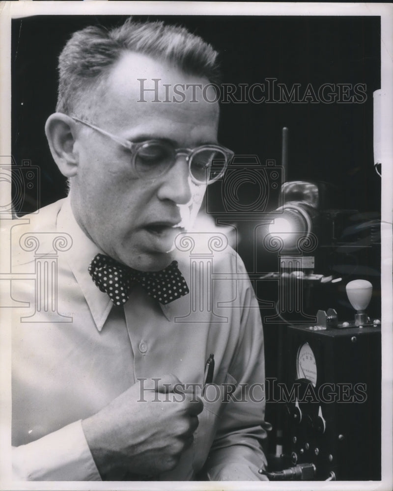 1953 Press Photo T.A. Rich of General Electric's General Engineering Laboratory